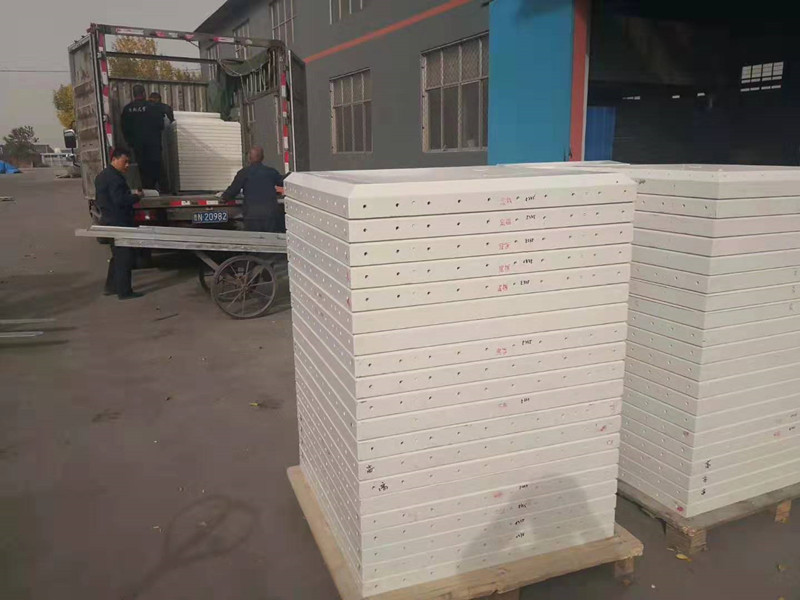 騰翔玻璃鋼水箱兩車(chē)發(fā)貨